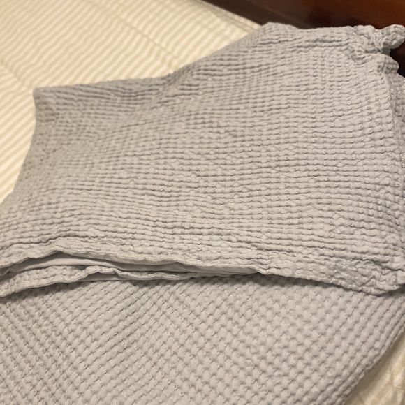 Queen duvet cover and 2 shams - Picture 2 of 3